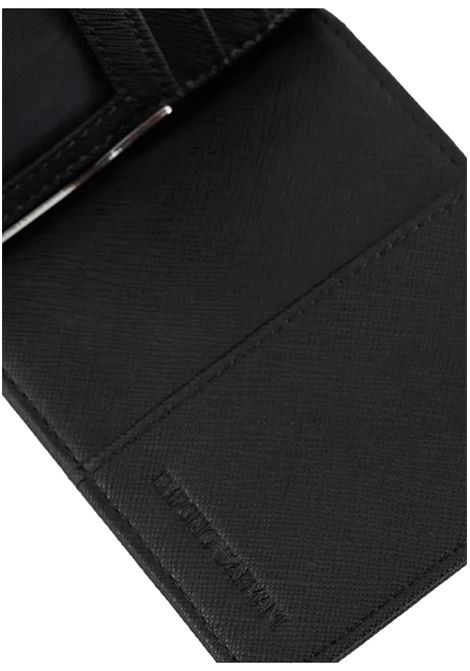 Portafoglio compatto in pelle rigenerata saffiano placchetta aquila Armani Sustainability Values EMPORIO ARMANI | Portafogli | Y4R502 Y138E81072